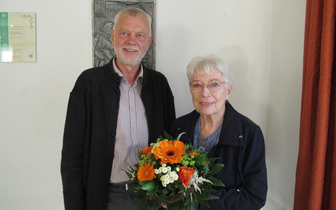 Bild von der Verabschiedung von Margarete Wolf mit Blumenstrauß